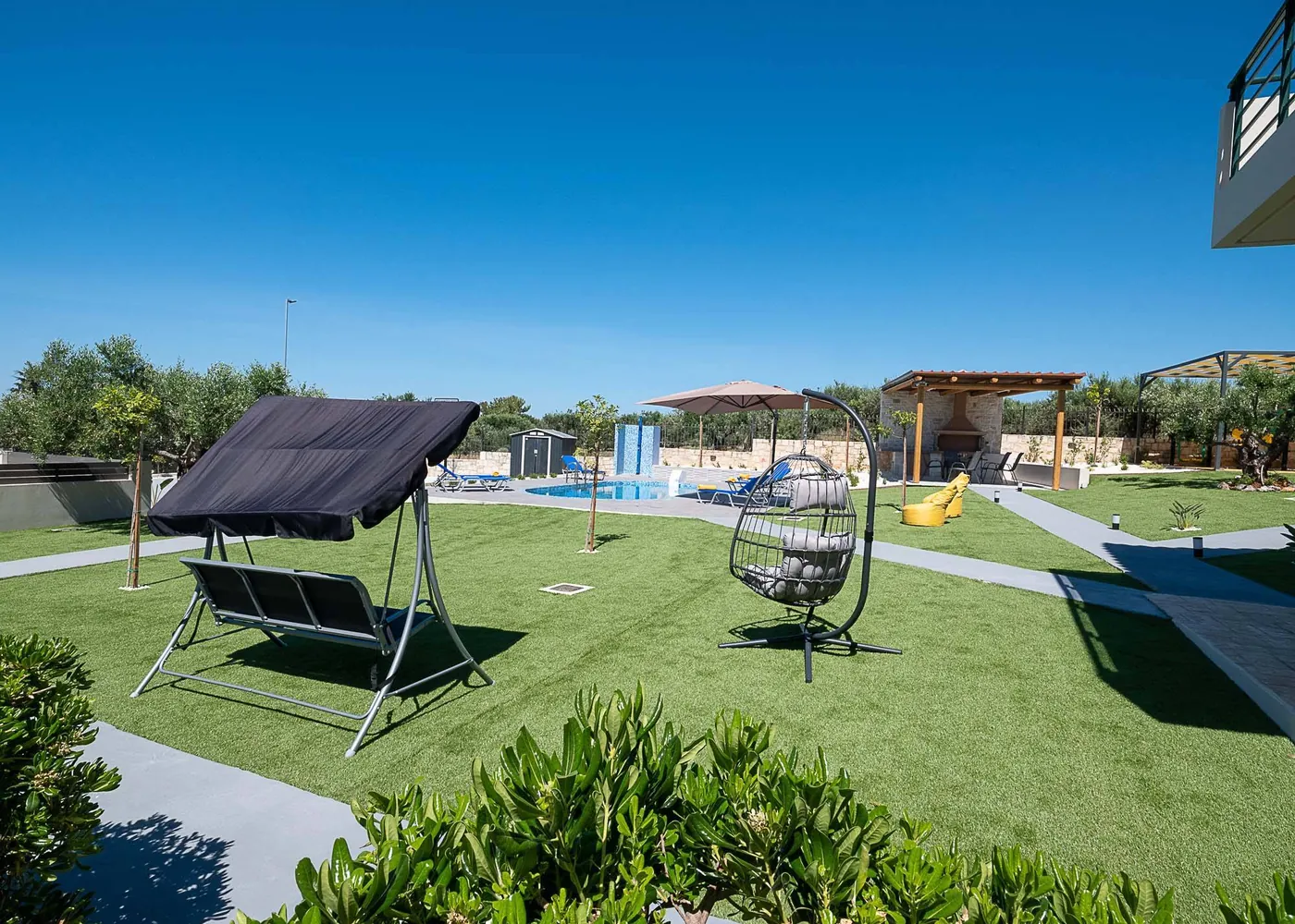 Ιδιωτικός κήπος και εξωτερικοί χώροι της Villa Anna